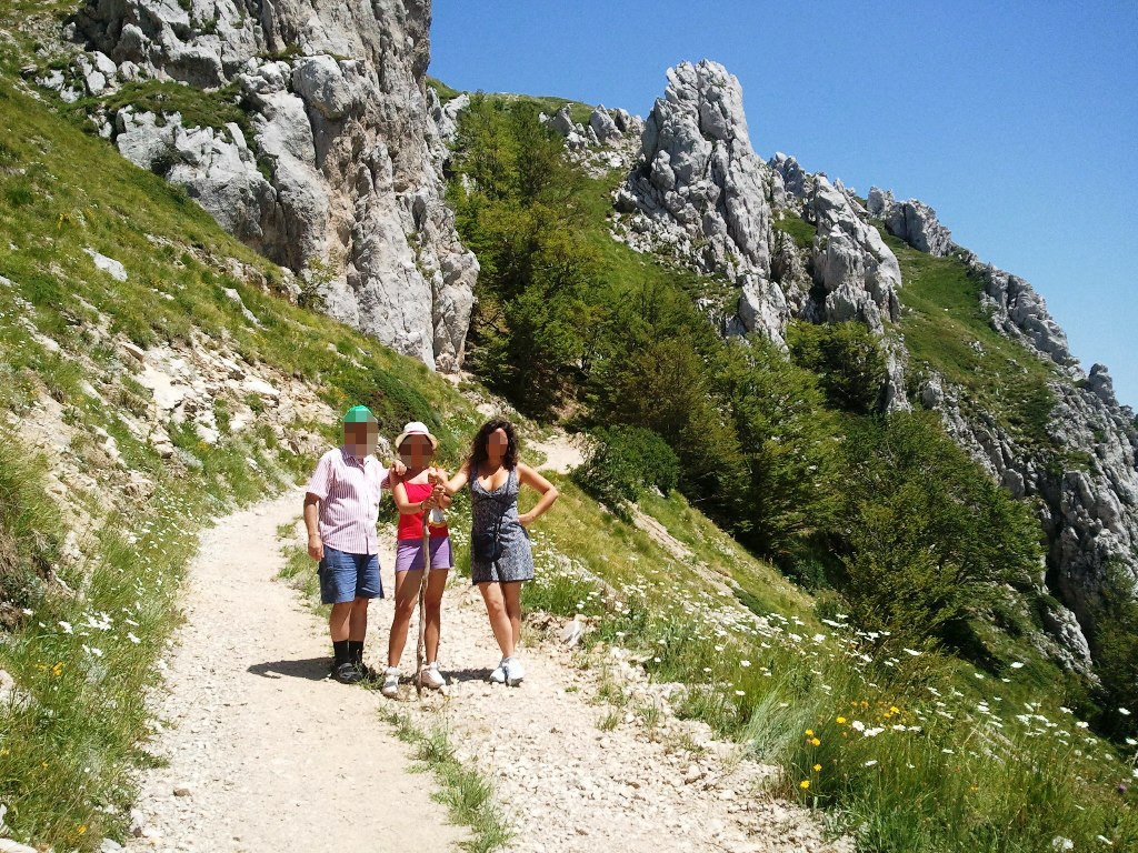 Notare la tenuta da trekking...